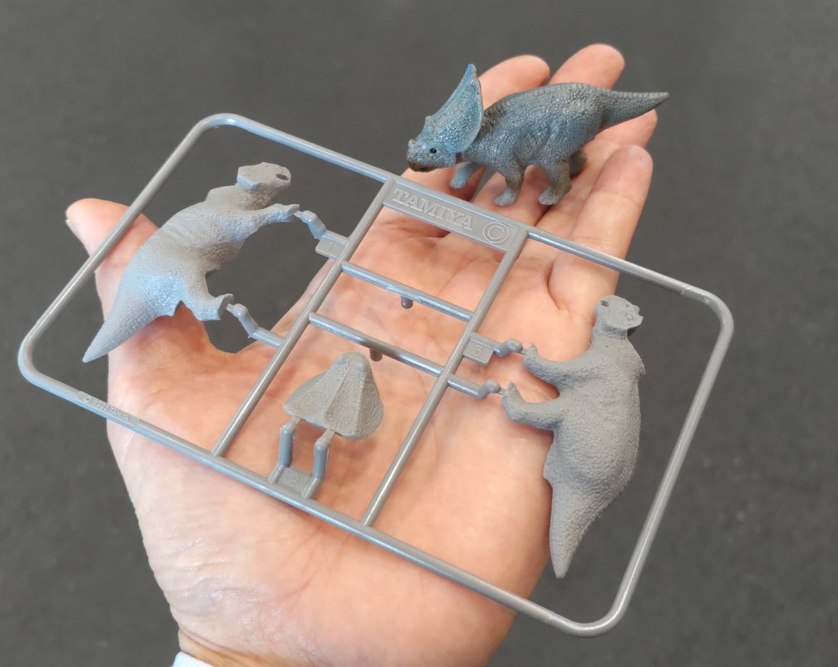 タミヤブースの隣では射出成形機で恐竜🦖のプラモデルができる様子を実演。出来たてのプラモデルを差し上げています！ #静岡ホビーショー