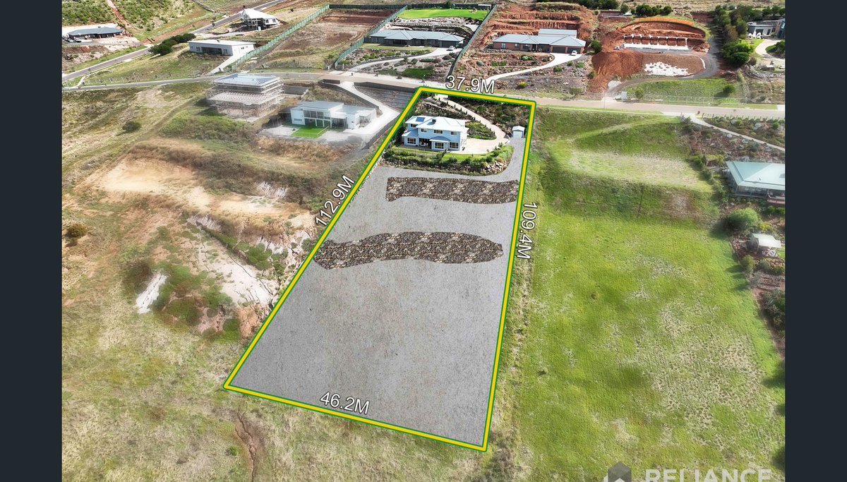 Sunil_Kumar3030's tweet image. Stunning new listing in Darley/Bacchus Marsh, at 65 Manning Boulevard!

See more: linktr.ee/sunil.kumar._

#BacchusMarsh #luxuryhomes #reliancerealestate #melbournehomes