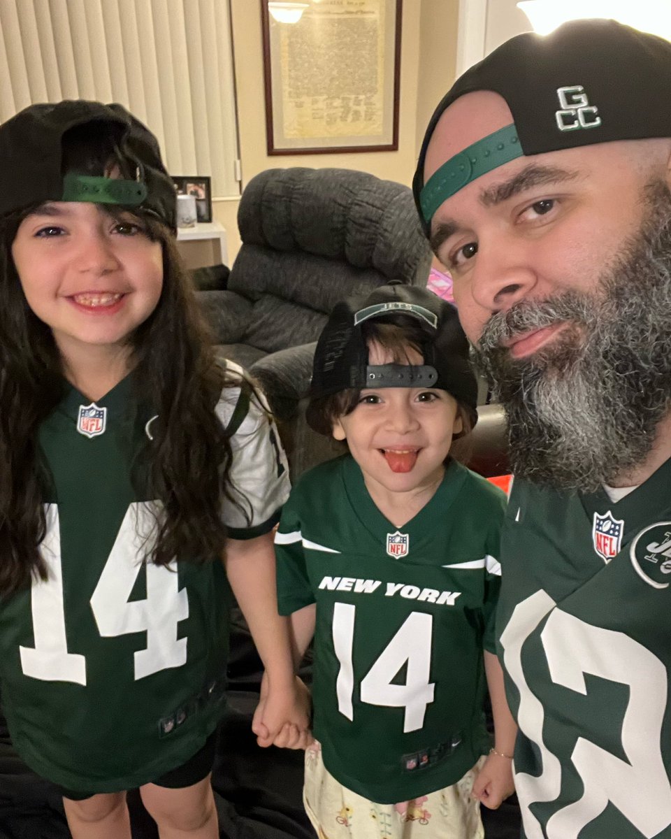 bearded_oliver's tweet photo. This is how we watched the @nyiets schedule release tonight 🙌🏻
#TakeFlight
#DadWin #Missing2 https://t.co/8GlhueRUok