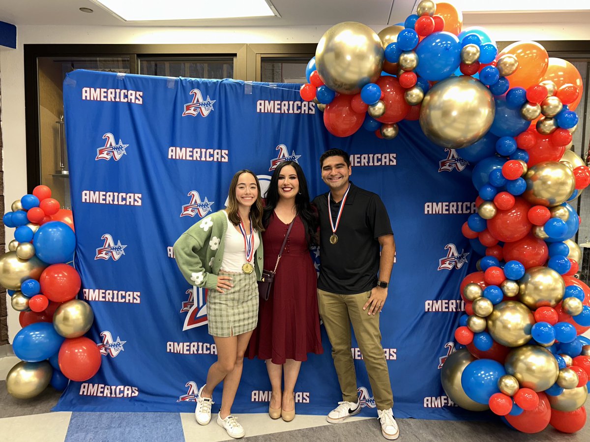 Proud to award the Triple A Award to Leo and Areli for tennis 🎾 and DeAnna for AP biology 🧬🫶🏻
<a href="/Americas_HS/">Nancy Torres</a> <a href="/americas_tennis/">Americas Tennis 🎾</a> #teamsisd
