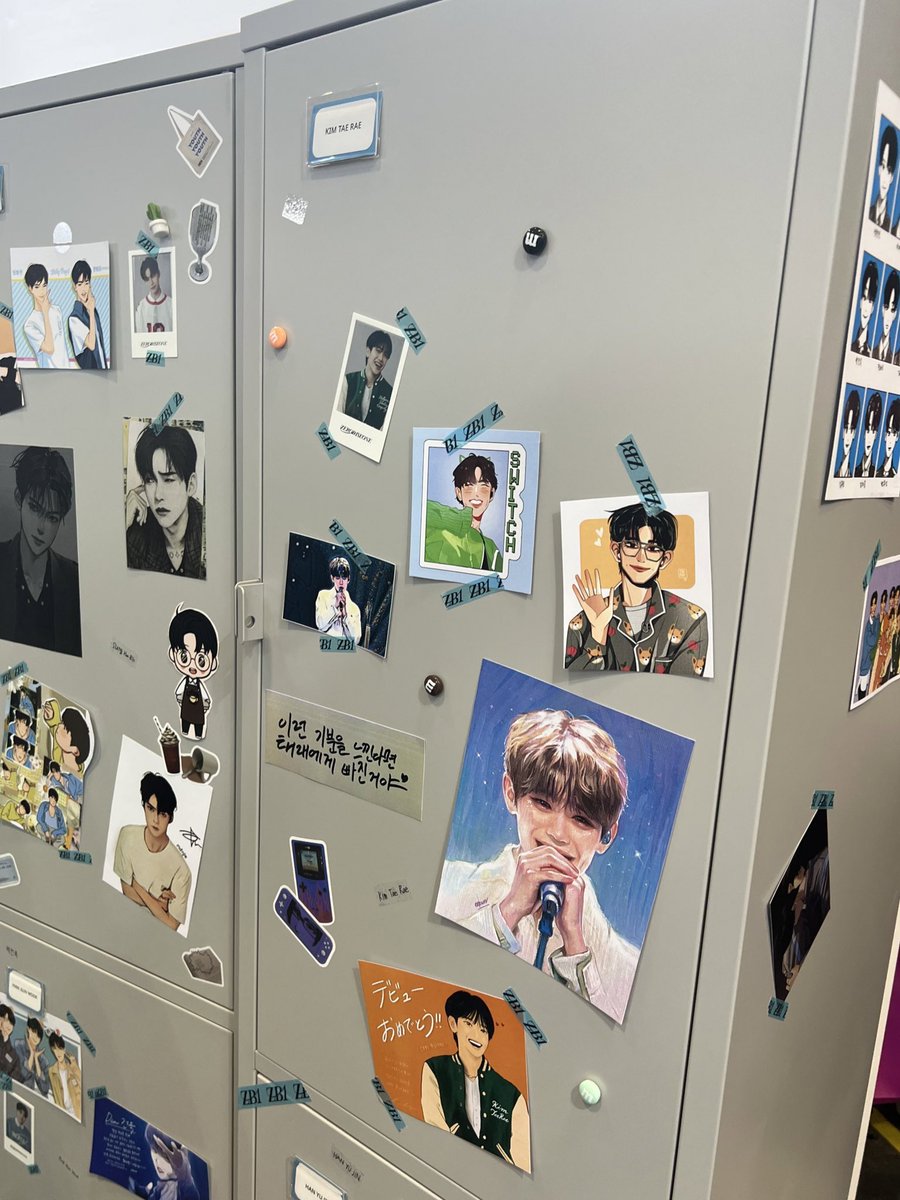 KIMTAERAEGLOBAL's tweet photo. KCON JAPAN 2023 📮

#KIMTAERAE's first photocard as ZEROBASEONE member, decorated locker for KCON Japan Booth Event &amp; photo ID previews! 

#김태래 #제베원 #ZB1 #ZEROBASEONE https://t.co/9k8ehFGtHd
