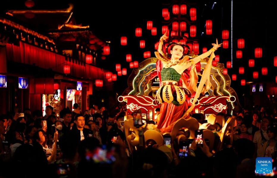 chinaorgcn's tweet image. The Datang Everbright City, a tourist landmark of Xi'an featuring a grand street with characteristics of Tang Dynasty (618-907), has a total length of 2,100 meters from north to south and spans 500 meters wide from east to west. china.org.cn/photos/2023-05… #XiAn #Datang #tangdynasty