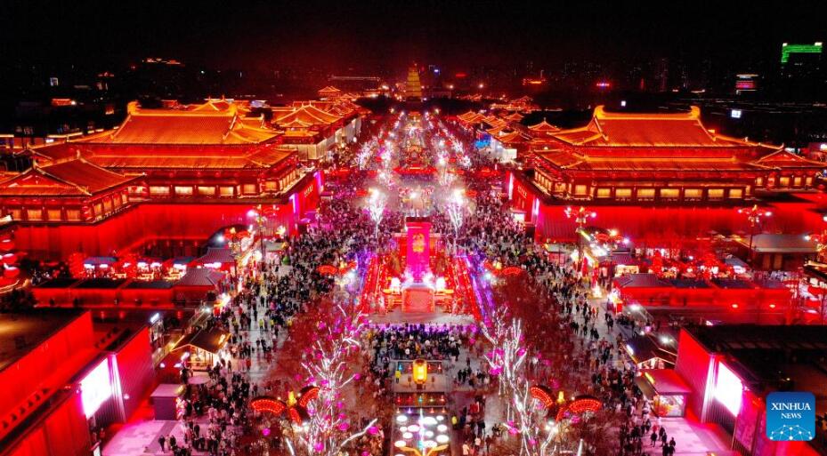 chinaorgcn's tweet image. The Datang Everbright City, a tourist landmark of Xi'an featuring a grand street with characteristics of Tang Dynasty (618-907), has a total length of 2,100 meters from north to south and spans 500 meters wide from east to west. china.org.cn/photos/2023-05… #XiAn #Datang #tangdynasty