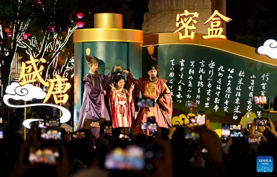 chinaorgcn's tweet image. The Datang Everbright City, a tourist landmark of Xi'an featuring a grand street with characteristics of Tang Dynasty (618-907), has a total length of 2,100 meters from north to south and spans 500 meters wide from east to west. china.org.cn/photos/2023-05… #XiAn #Datang #tangdynasty