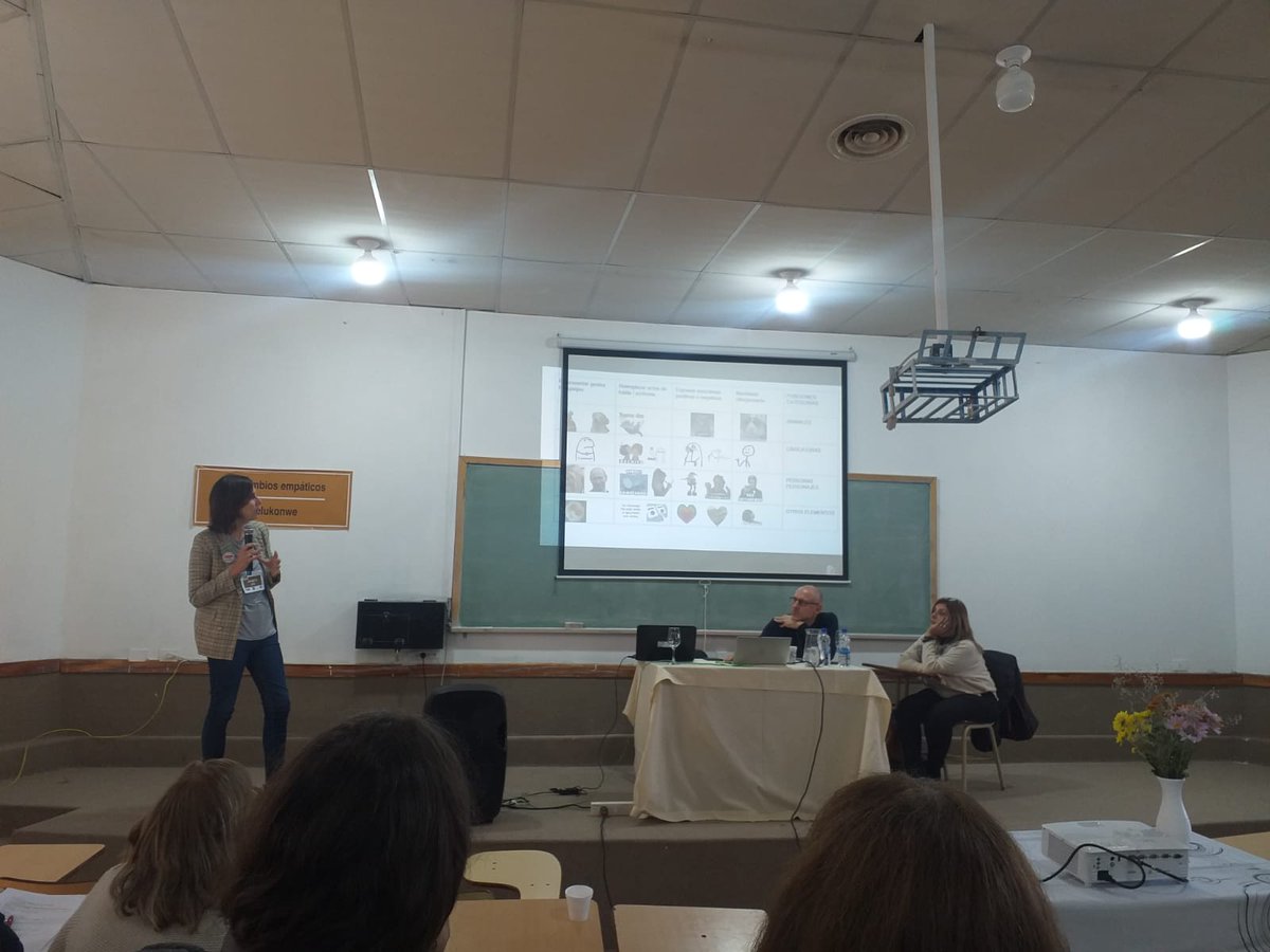 Hoy fue el día de "Configuración identitaria y uso de stickers en la interacción por Whatsapp" ( <a href="/lucantamutto/">Lucía Cantamutto 💚</a> y <a href="/cveladelfa/">Cristina Vela Delfa</a> ) en el panel sobre discurso digital en <a href="/SocArgLing/">SAEL</a>
<a href="/RECoD_ok/">RECoD</a>
<a href="/ggiammat/">Mabel Giammatteo</a>