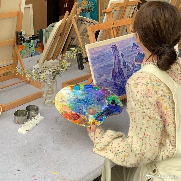 ro_sius's tweet photo. 「 𝐌𝐲 𝐥𝐢𝐭𝐭𝐥𝐞 𝐚𝐫𝐭𝐢𝐬𝐭 」
⸻⸻⸻⸻⸻
#rubegetta #rubegettaAU 

Leo siempre pensó que no se parecía a su padre en ningún aspecto, ni en gustos o en carácter.

Además de que sus rasgos gritaban ser más hija de su otro padre, muchos rumores y un sin fin de habladurías. https://t.co/1Qv9DdnESX