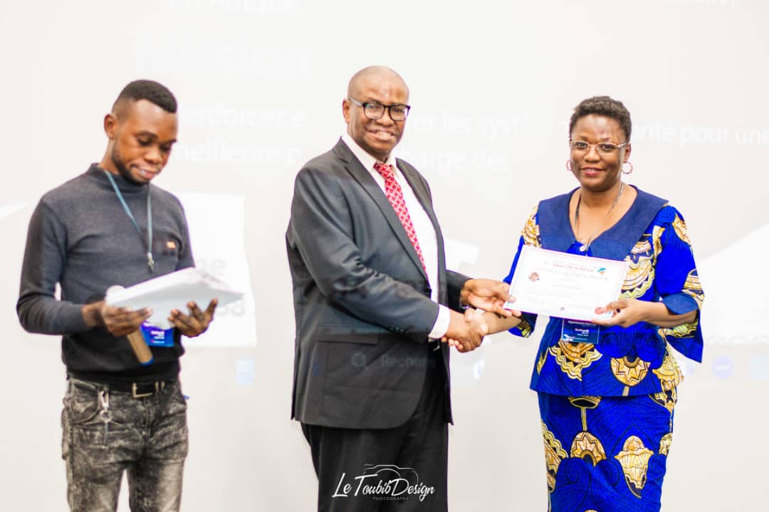 SaveLifeInAfri1's tweet photo. Remise des brevets pour la formation sur l'Hypertension Artérielle du 04 au 05 Mai avec le Professeur Jean-René M'buyamba. @rogerkamba @cabinetmbungani @CeeD_Diabete @cncsurdc1 @OMSRDCONGO @OMS_Afrique @Roche @MinSanteRDC @Unikinrdc @sfhta @ISHBP @ClubSG1 @ https://t.co/uYdKK8iiBE