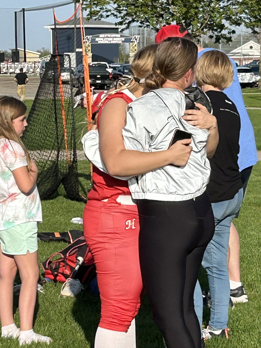 savannahteale's tweet photo. both teams today played in support of lace up for pediatric cancer!! 💛🧡
got to play against some summer ball teammates AND @tayand_2022 drove 14 hours to make a surprise appearance🤍🤍 https://t.co/8e3VYFXqOL