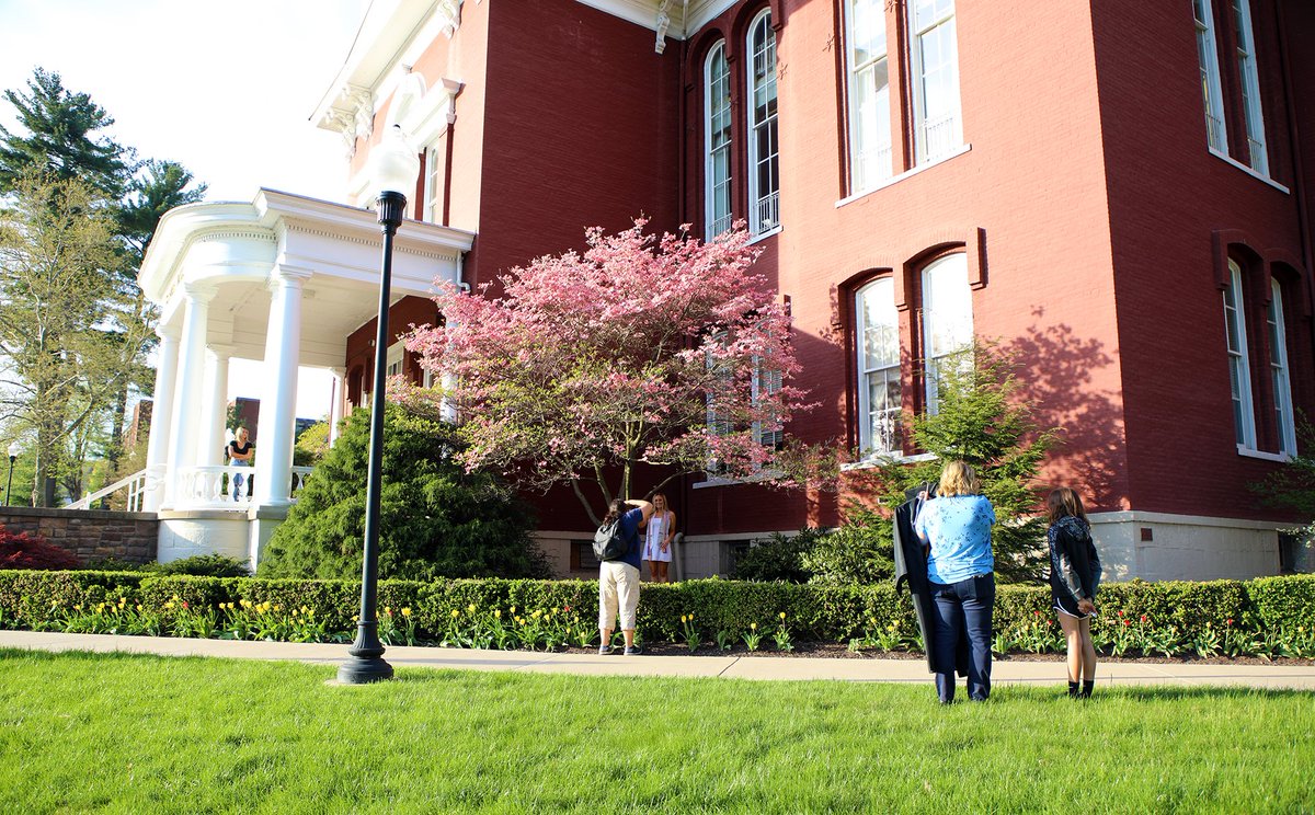 BloomsburgU's tweet photo. Picture perfect 📸🎓🐾 #BUClass2023 #Husky4Life #BloomOnward #graduation https://t.co/ecPXEC25Om