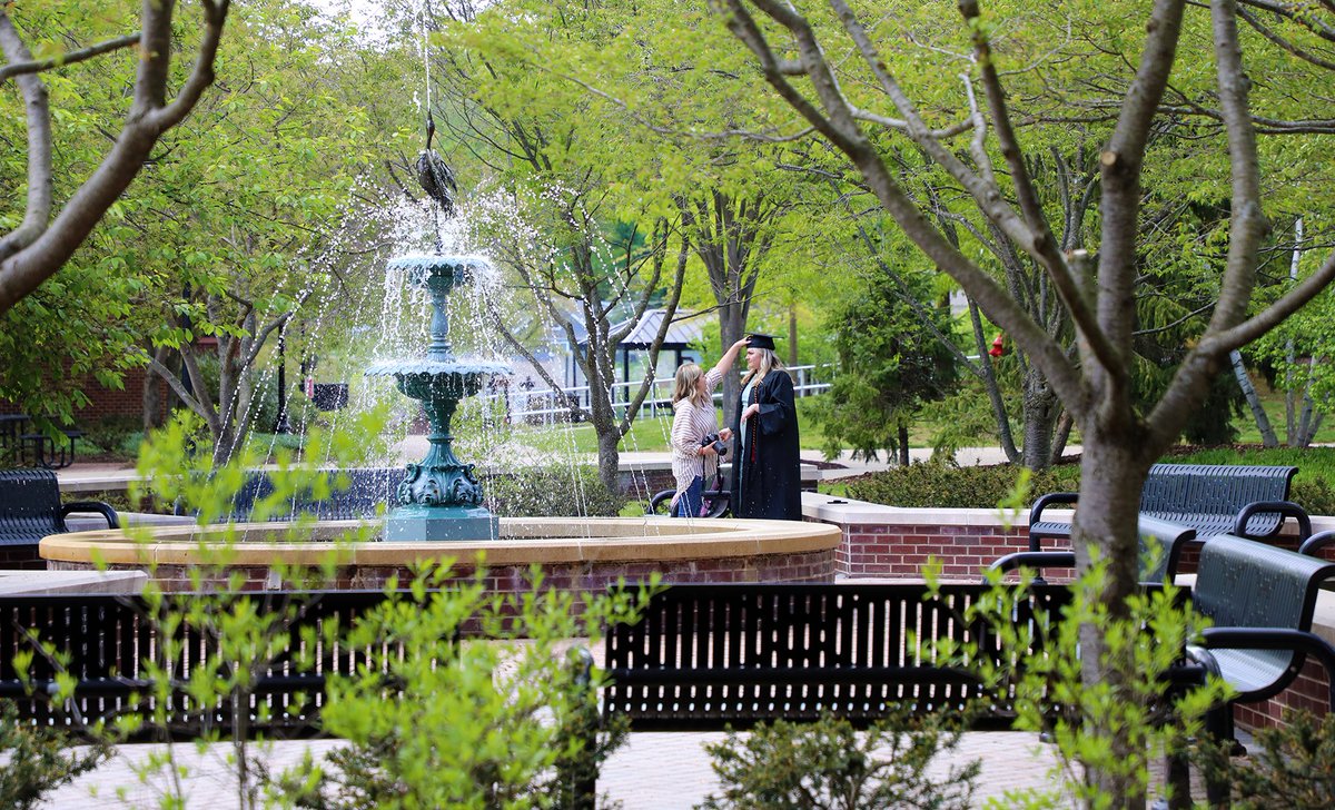 BloomsburgU's tweet photo. Picture perfect 📸🎓🐾 #BUClass2023 #Husky4Life #BloomOnward #graduation https://t.co/ecPXEC25Om