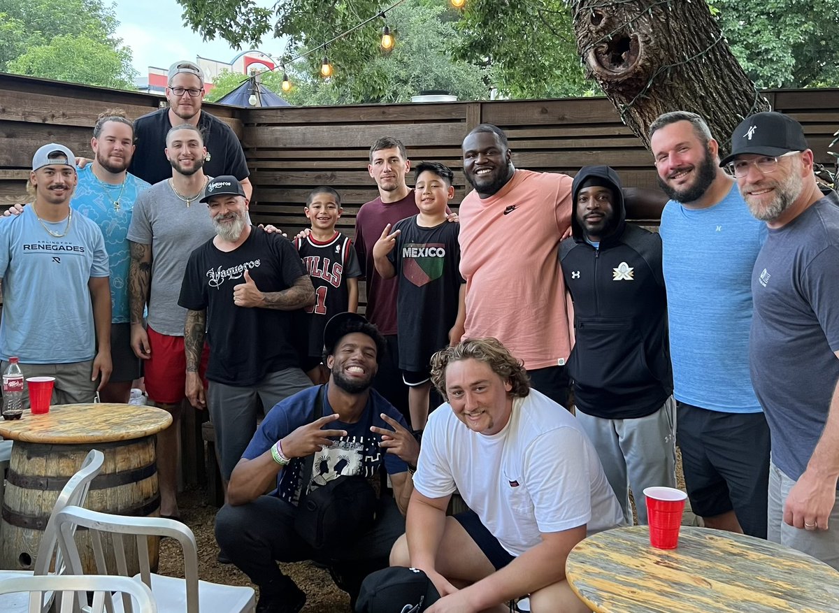 COACH_HIMEY's tweet photo. Good food, good people, good vibes, good luck

@vaquerostxbbq
@hopandsting
@xflrenegades
@XFL2023 https://t.co/92curnSRVE