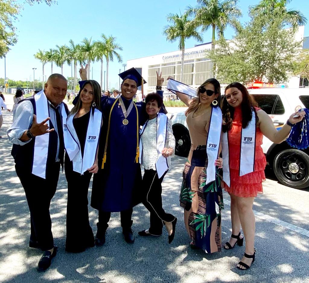 sebas_saav_'s tweet photo. Can’t believe I graduated a week ago today!! So happy to have been a part of the Panther Family and so excited for the next chapter!!!

#WeAreFIU #PantherPride #graduation2023 https://t.co/WYkzFMwDXI