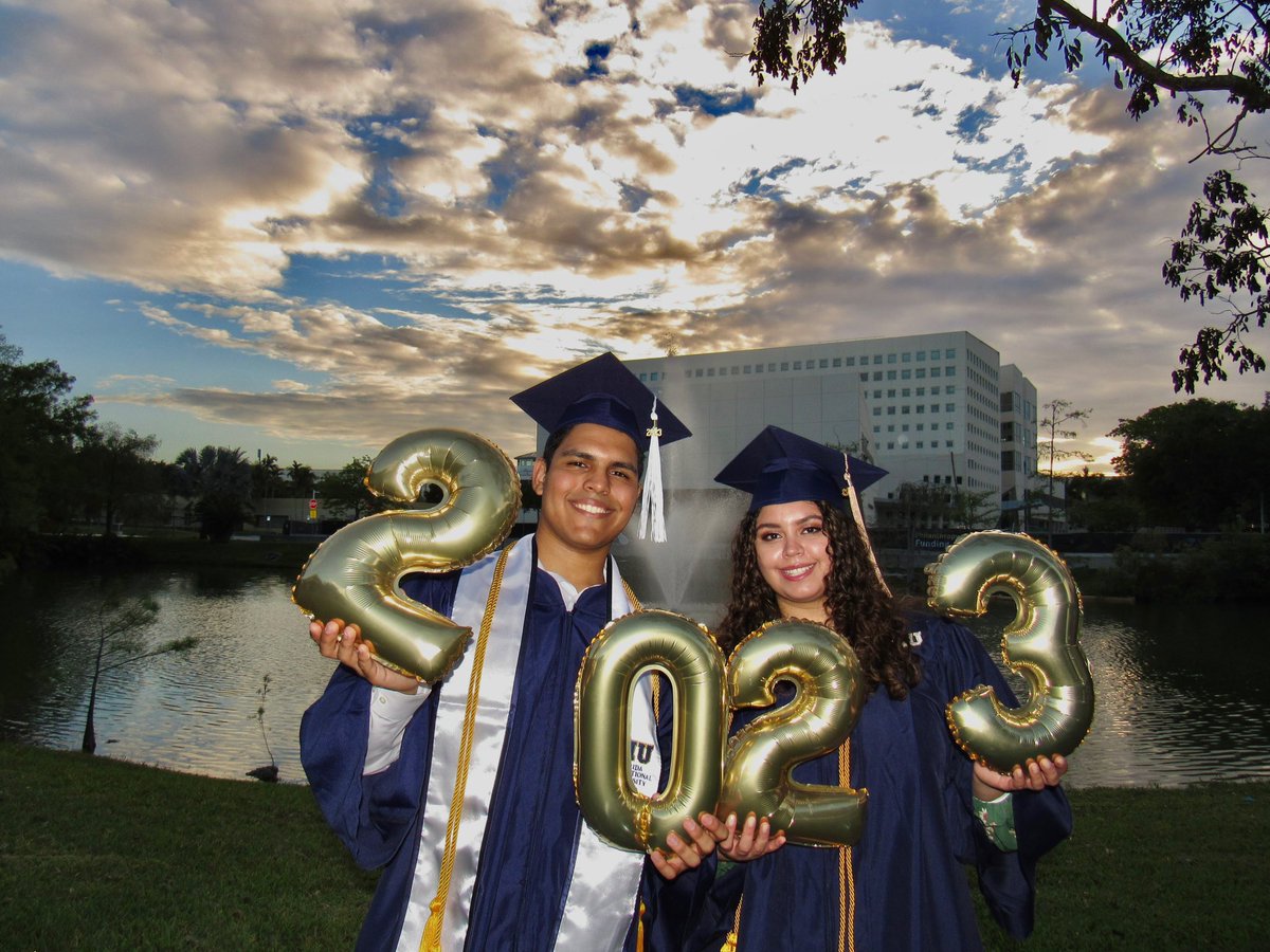 sebas_saav_'s tweet photo. Can’t believe I graduated a week ago today!! So happy to have been a part of the Panther Family and so excited for the next chapter!!!

#WeAreFIU #PantherPride #graduation2023 https://t.co/WYkzFMwDXI