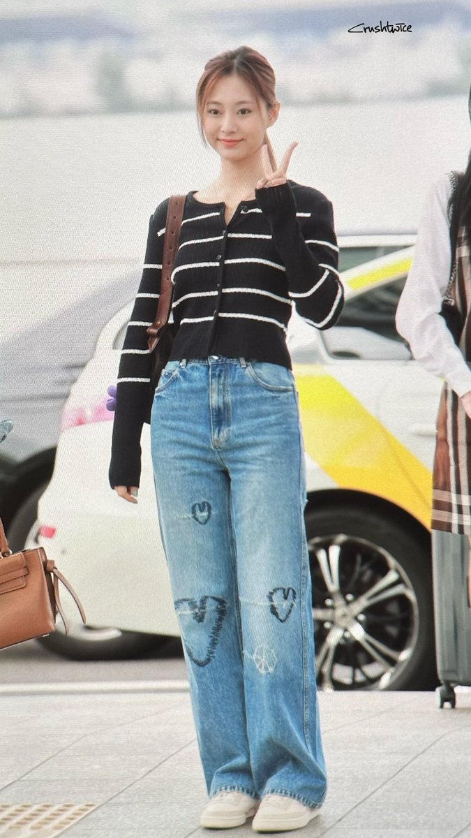 TZU990614's tweet photo. 230512 ICN KIX

CARDIGAN: #ZOOC 
Z232KSL008

https://t.co/dToU5bLkmQ

BOTTOM: #SANDRO
Straight-leg jeans with heart embroidery

https://t.co/kGPC4a3Bam

#子瑜 #TZUYU #쯔위 #ツウィ
#TWICE  #트와이스 #READYTOBE      #SETMEFREE #tzuyustyle https://t.co/AqXBK0cPy0