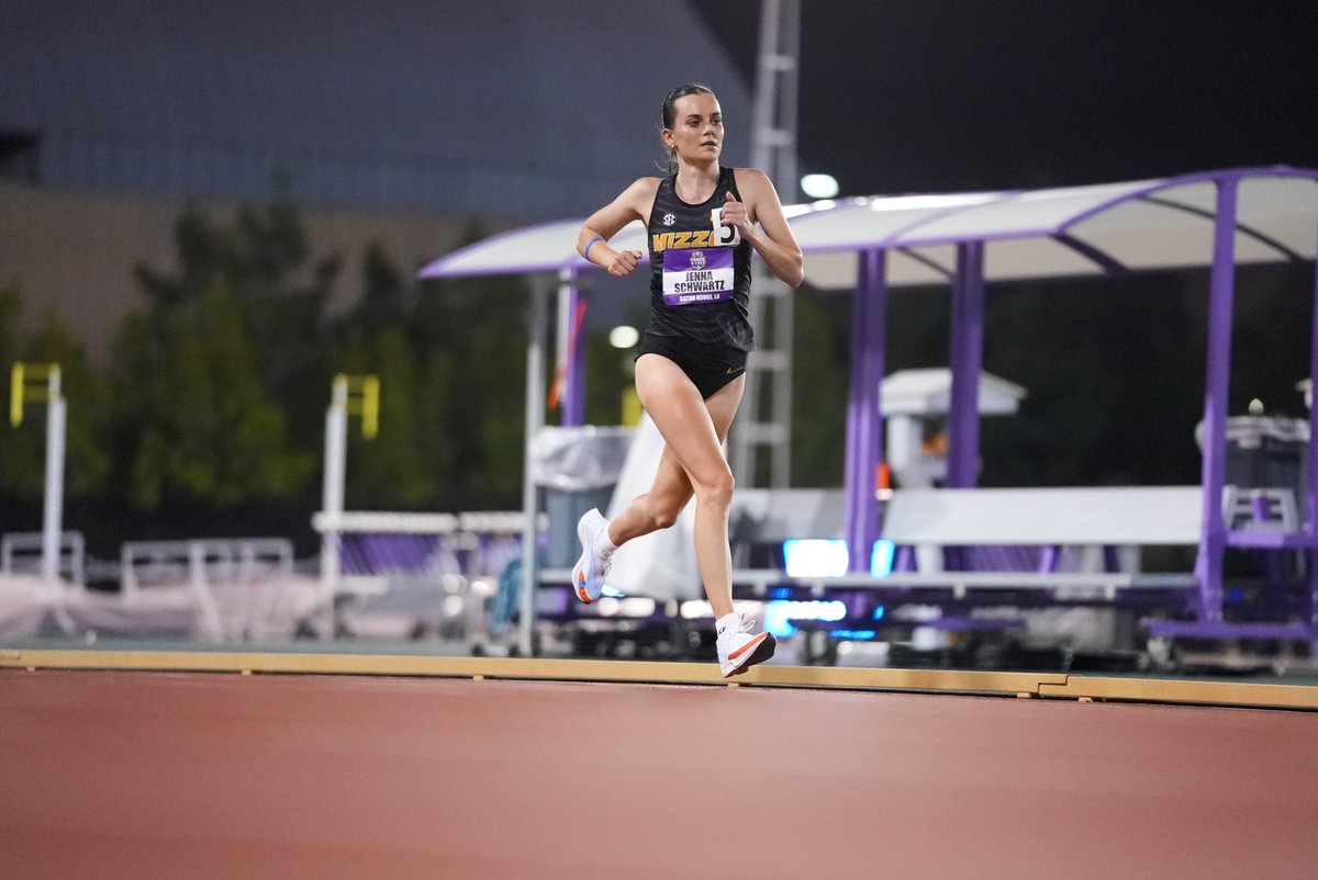 Jenna Schwartz claims fourth in the 10,000m with a time of 35:40.66 🐯