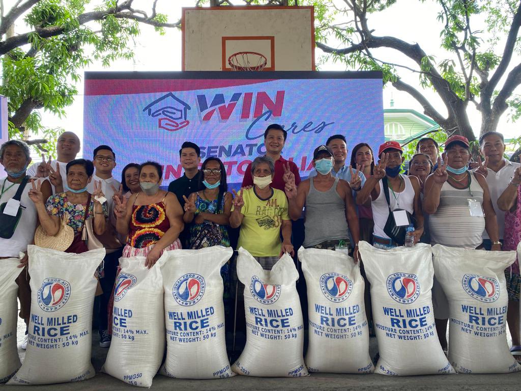 WinGatchalian74's tweet photo. Tayo po ay nasa Cavite City para magpaabot ng tulong at bigas sa 731 na pamilyang nasunugan. Isang ligtas at produktibong umaga sa inyo!

#WINTayongLahat https://t.co/zTCiZRoLut