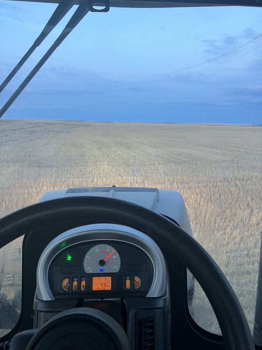 DNRieger's tweet photo. Rockin’ the ol’ 100 degree angle. Weird feelin’ when you’ve been running 0 & 90 all season! 😜 #Plant2023 #UpNBack #AreWeThereYet https://t.co/qAHhFIb861