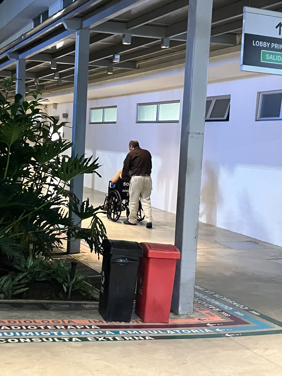NatiiJacome's tweet photo. Cada noche que salgo del trabajo me los encuentro, sacándola a pasear a su esposa en silla de ruedas. Entreteniéndole para que se olvide un poco de su enfermedad oncológica. https://t.co/t61BOoCVRT