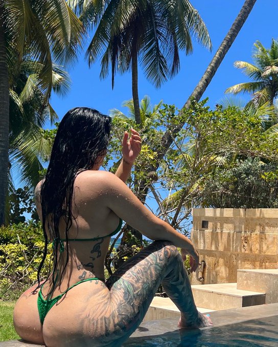 Pool side https://t.co/0TOB0XHHNU