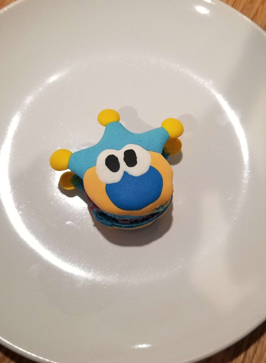 Micarocks101's tweet photo. HOLD IT! Made some Bluto Blue Badger macarons for #thepapergallery , featuring @Bluto2U2 's cute design! The macaron is filled with a blueberry cobbler buttercream, made with blueberry jam and bits of buttery pie crust in the buttercream around a dollop of MORE blueberry jam. https://t.co/os8E5Bf3Fo
