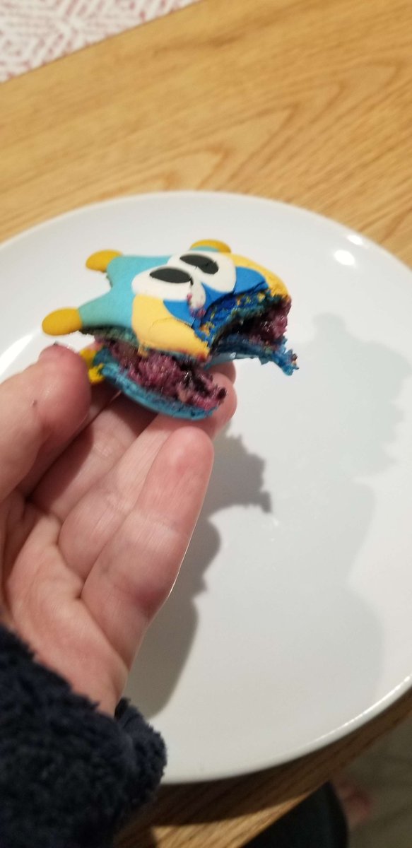 Micarocks101's tweet photo. HOLD IT! Made some Bluto Blue Badger macarons for #thepapergallery , featuring @Bluto2U2 's cute design! The macaron is filled with a blueberry cobbler buttercream, made with blueberry jam and bits of buttery pie crust in the buttercream around a dollop of MORE blueberry jam. https://t.co/os8E5Bf3Fo