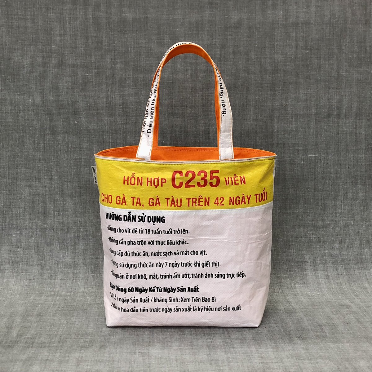 tuan_bag's tweet photo. とことんパッチワーク✂️
新作バッグ
neo-short type⑤

眩しいオレンジの帆布🍊

絵本の挿絵みたいなアヒルさんがかわいい🐥

とってもポップで気分も楽しくなるトートです♪

もちろんオンリーワンですよ☝️

#飼料袋 #サスティナブル #アップサイクル #upcycle #tuantuan #ポップ #工房 #キャッチー https://t.co/zRlFMYtov8