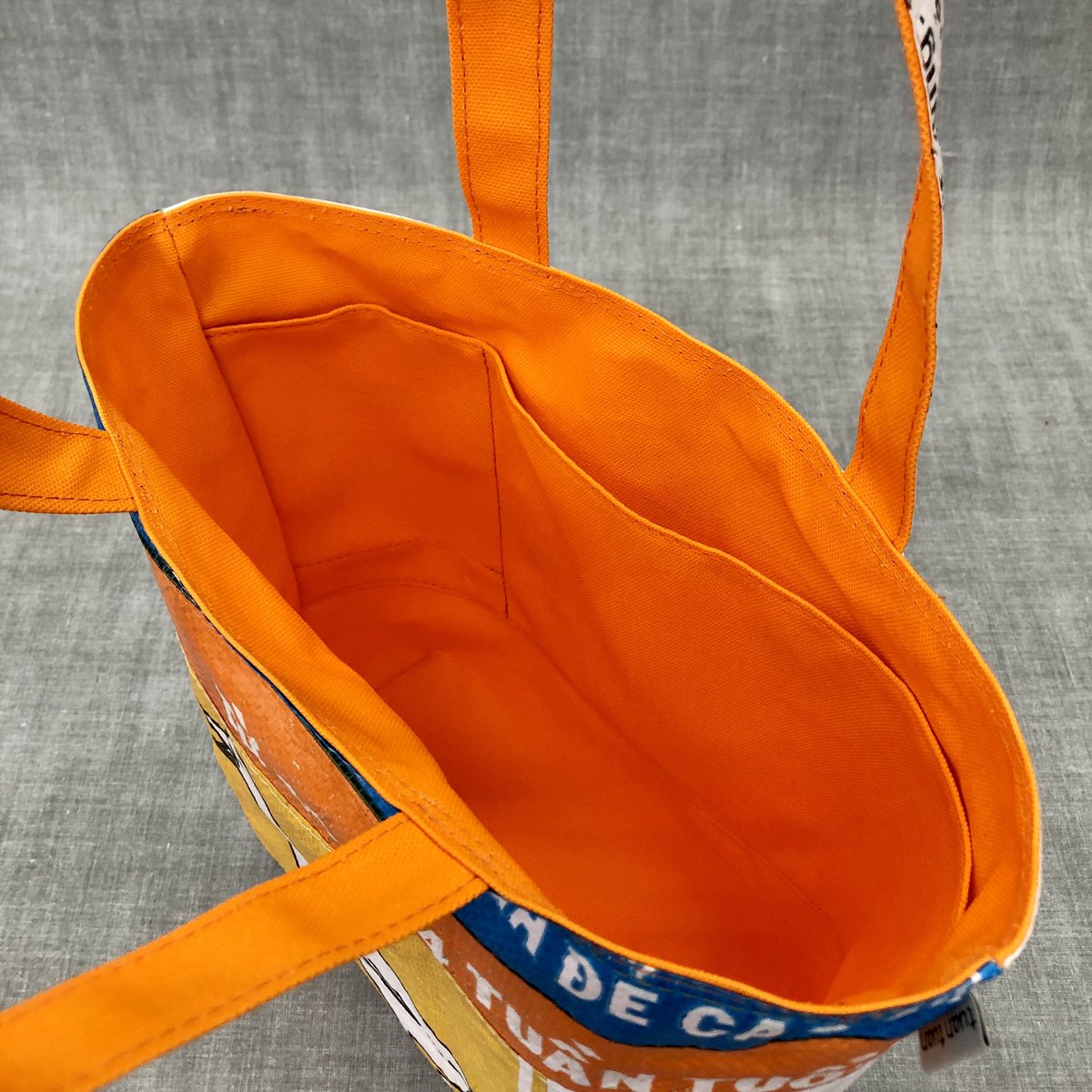 tuan_bag's tweet photo. とことんパッチワーク✂️
新作バッグ
neo-short type⑤

眩しいオレンジの帆布🍊

絵本の挿絵みたいなアヒルさんがかわいい🐥

とってもポップで気分も楽しくなるトートです♪

もちろんオンリーワンですよ☝️

#飼料袋 #サスティナブル #アップサイクル #upcycle #tuantuan #ポップ #工房 #キャッチー https://t.co/zRlFMYtov8