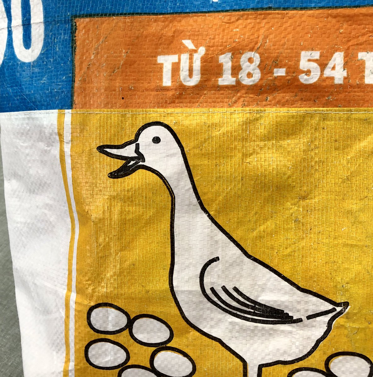 tuan_bag's tweet photo. とことんパッチワーク✂️
新作バッグ
neo-short type⑤

眩しいオレンジの帆布🍊

絵本の挿絵みたいなアヒルさんがかわいい🐥

とってもポップで気分も楽しくなるトートです♪

もちろんオンリーワンですよ☝️

#飼料袋 #サスティナブル #アップサイクル #upcycle #tuantuan #ポップ #工房 #キャッチー https://t.co/zRlFMYtov8
