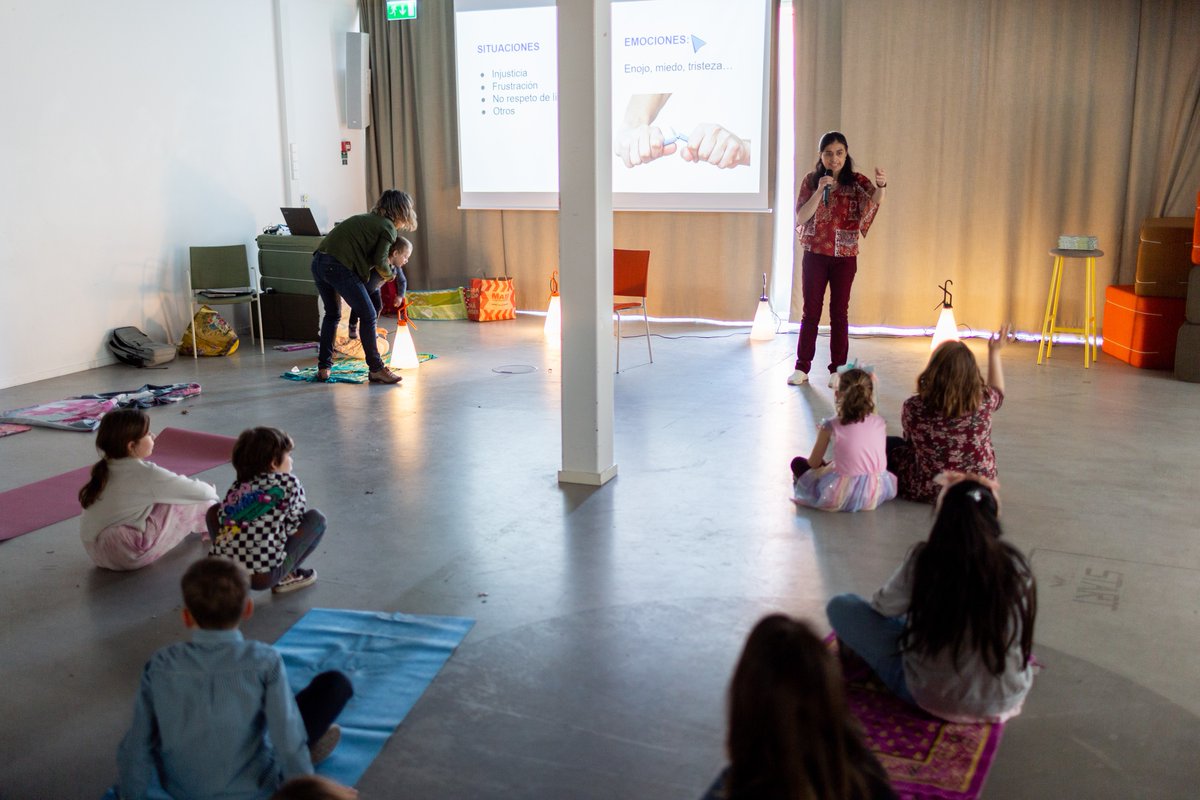 ¿Habéis oído hablar de la musicoterapia? Pues la Feria nuestros peques tuvieron un taller dedicado a conocer a sus héroes interiores a través de la música y de los cuentos. Gracias Berenice Garrido por esta experiencia tan bonita.
📷 Arnau Cuntiés