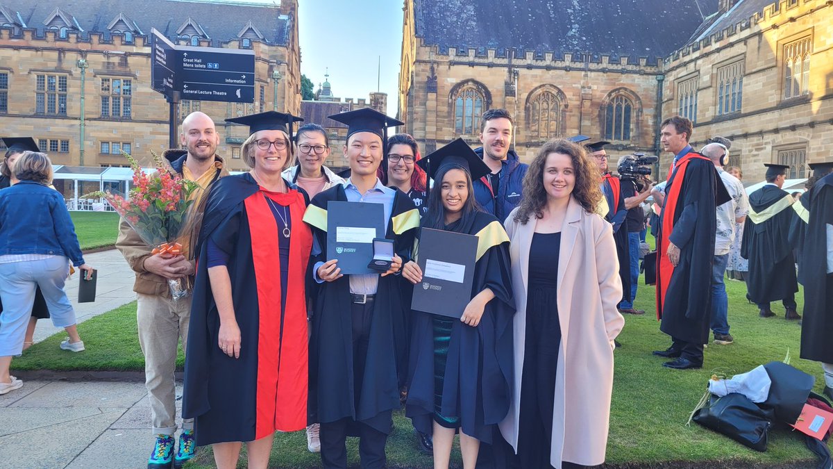 Massive congratulations to Adele & Simon today for graduating with first class honours! And for the University medal Simon! Beautiful day in the quad! @Sydney_Science @KathyBelov @SimonTang_