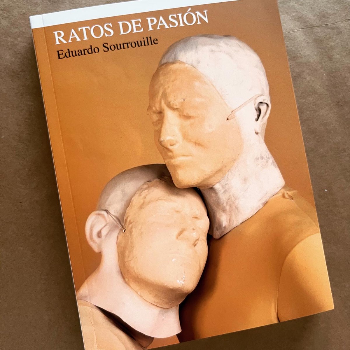 BellezaInfinit2's tweet photo. ‘Ratos de pasión’, de Eduardo Sourrouille, ya en las mejores librerías. Es un foto-ensayo inspirado en el libro ‘Fragmentos de un discurso amoroso’, donde Roland Barthes analiza la experiencia amorosa. #fragmentosdeundiscursoamoroso #eduardosourrouille #barthes #bellezainfinita https://t.co/WZhbXS9r3O