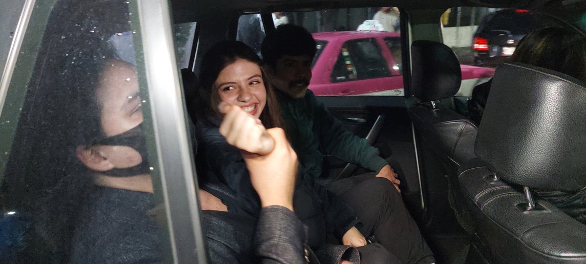 SoyEl_RogerMx's tweet photo. Esta es la cara de felicidad de #DanielaParra tras darse el fallo a favor de su padre #HectorParra, esto a la salida del Reclusorio Oriente. https://t.co/qjDd7NsFQx