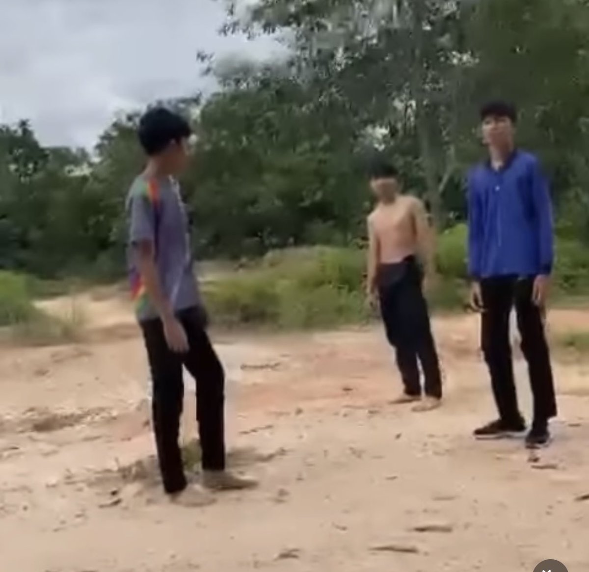 Amrlamnnn's tweet photo. Kerana selisih faham, pelajar ditumbuk, diterajang, disepak

Hanya kerana perselisihan faham seorang pelajar tingkatan tiga ditumbuk dan diterajang oleh sekumpulan pelajar senior di Trek Motocross Bukit Mar Mar, Kemensah, di sini Isnin lalu.

Ini adalah bebenang https://t.co/7C5Iecdfgi