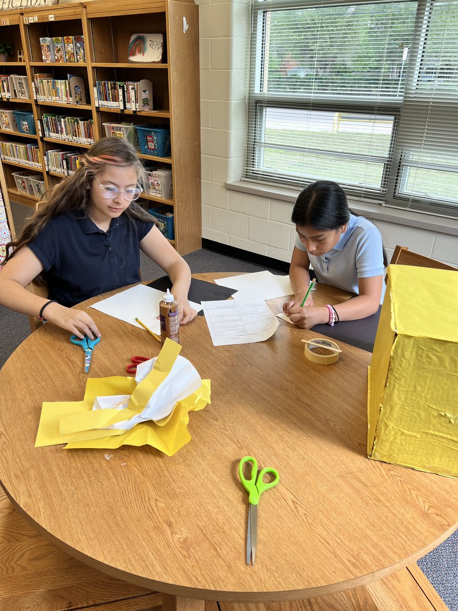OrtizLibrary259's tweet image. 5th graders hard at work on their biography research projects in the library. #shadowboxes #schoolshouldbefun @usd259libraries @WichitaUSD259 @beckergaile #wpsproud