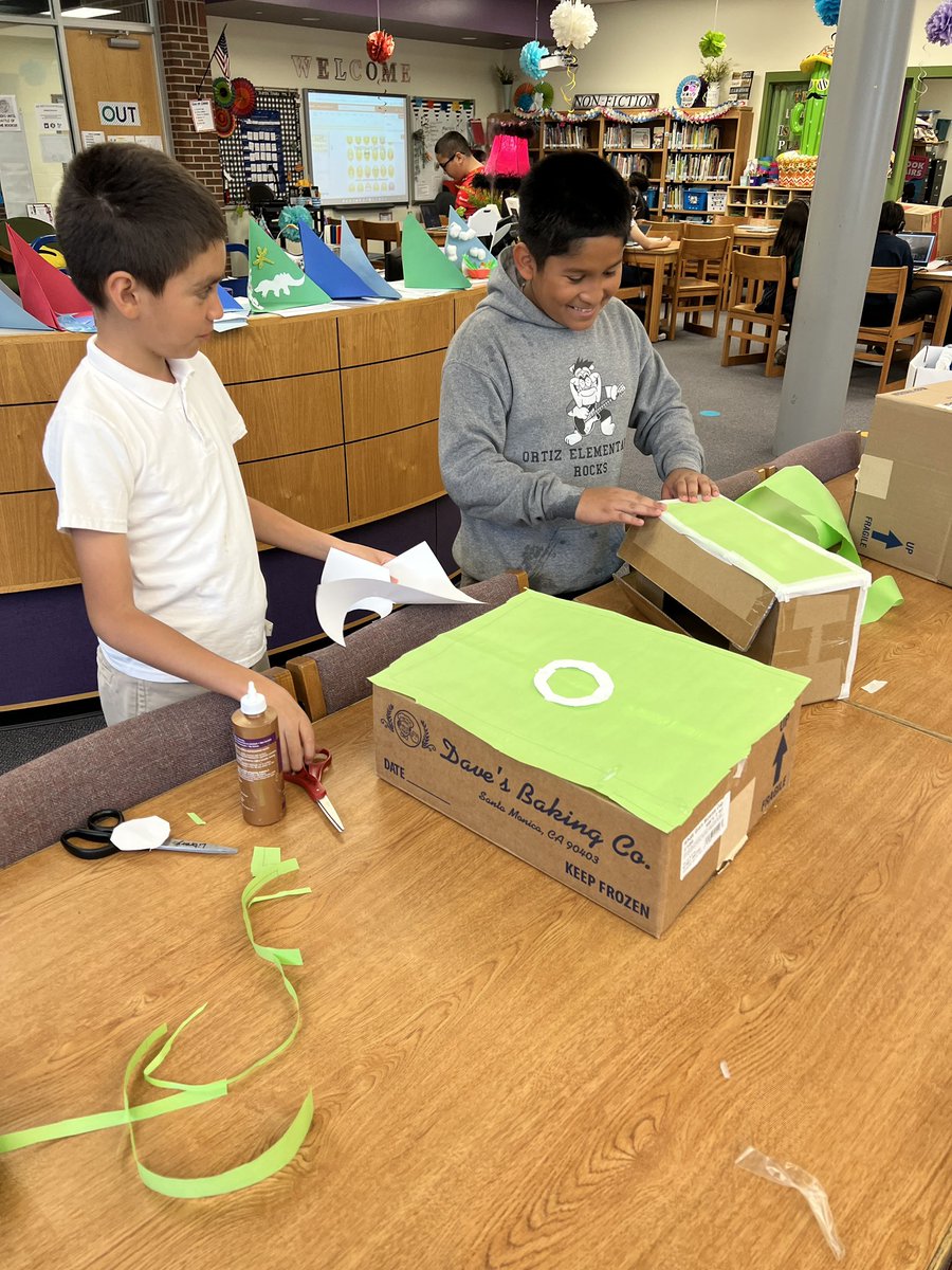 OrtizLibrary259's tweet image. 5th graders hard at work on their biography research projects in the library. #shadowboxes #schoolshouldbefun @usd259libraries @WichitaUSD259 @beckergaile #wpsproud