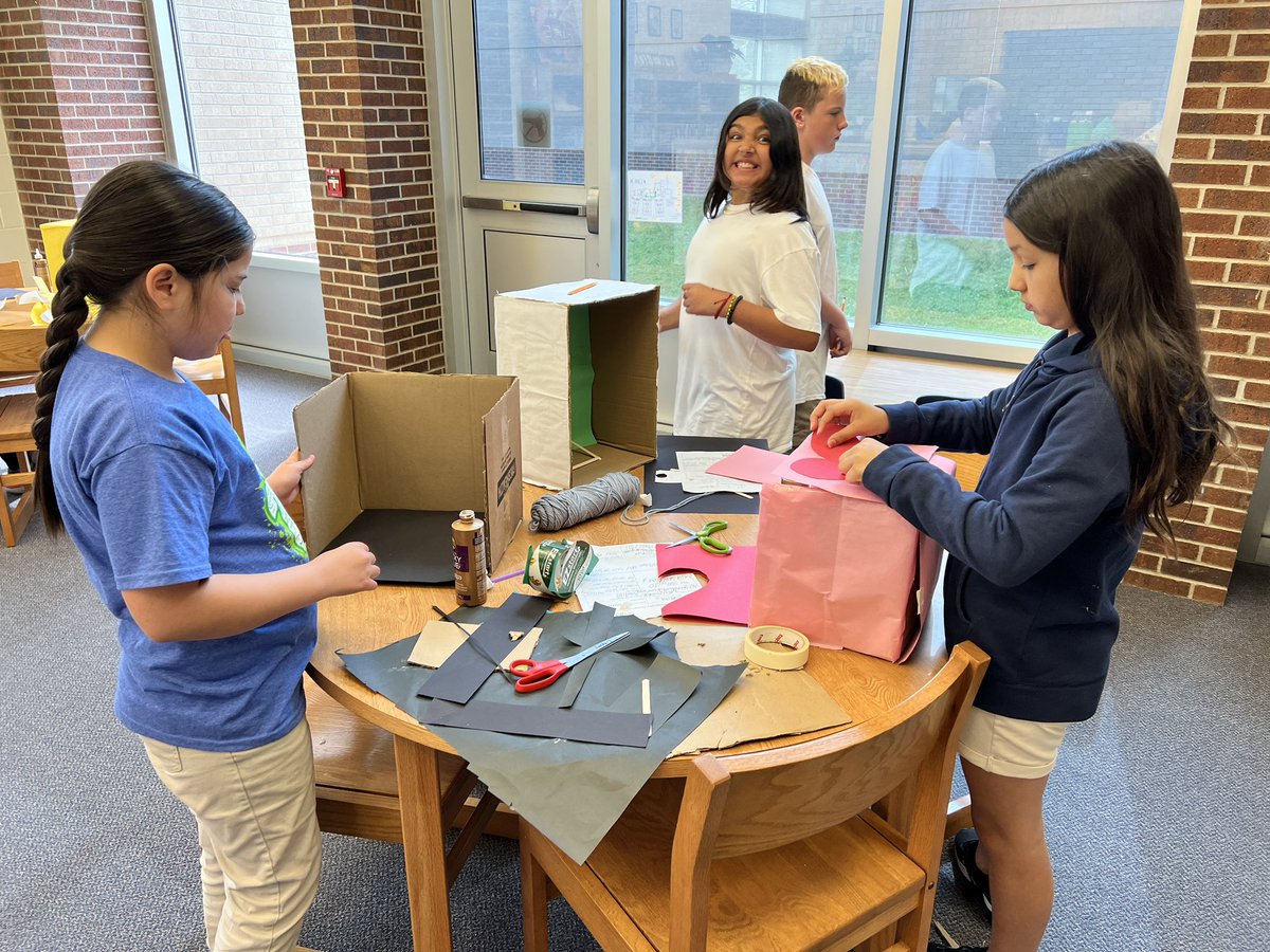 OrtizLibrary259's tweet image. 5th graders hard at work on their biography research projects in the library. #shadowboxes #schoolshouldbefun @usd259libraries @WichitaUSD259 @beckergaile #wpsproud