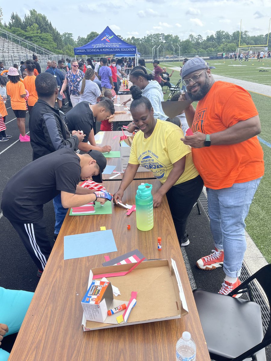 CCPSDES's tweet image. What an amazing day! The students and staff showed up and showed out while we had a great Very Special Arts Festival “At The Circus”! Creating artwork, dancing, making music, painting faces, movement and game stations, a banner parade, and some circus food fun! @CCPSNews