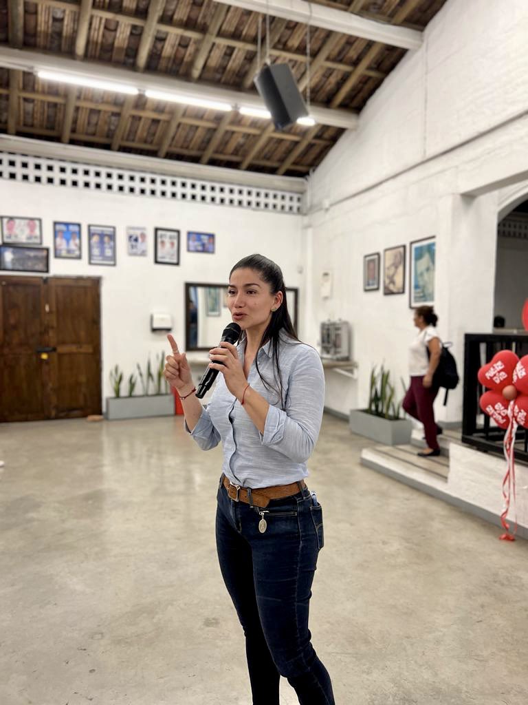 DianaMayorD's tweet image. Feliz día de la #MADRE,  generadora de vida, inspiración de poemas, sacrificio incondicional, solo tú MADRE sabes dar palabras de aliento para continuar 

En la vida a veces tropezamos y caemos pero solo una madre sabe decir levántate inténtalo de nuevo no te rindas tú puedes