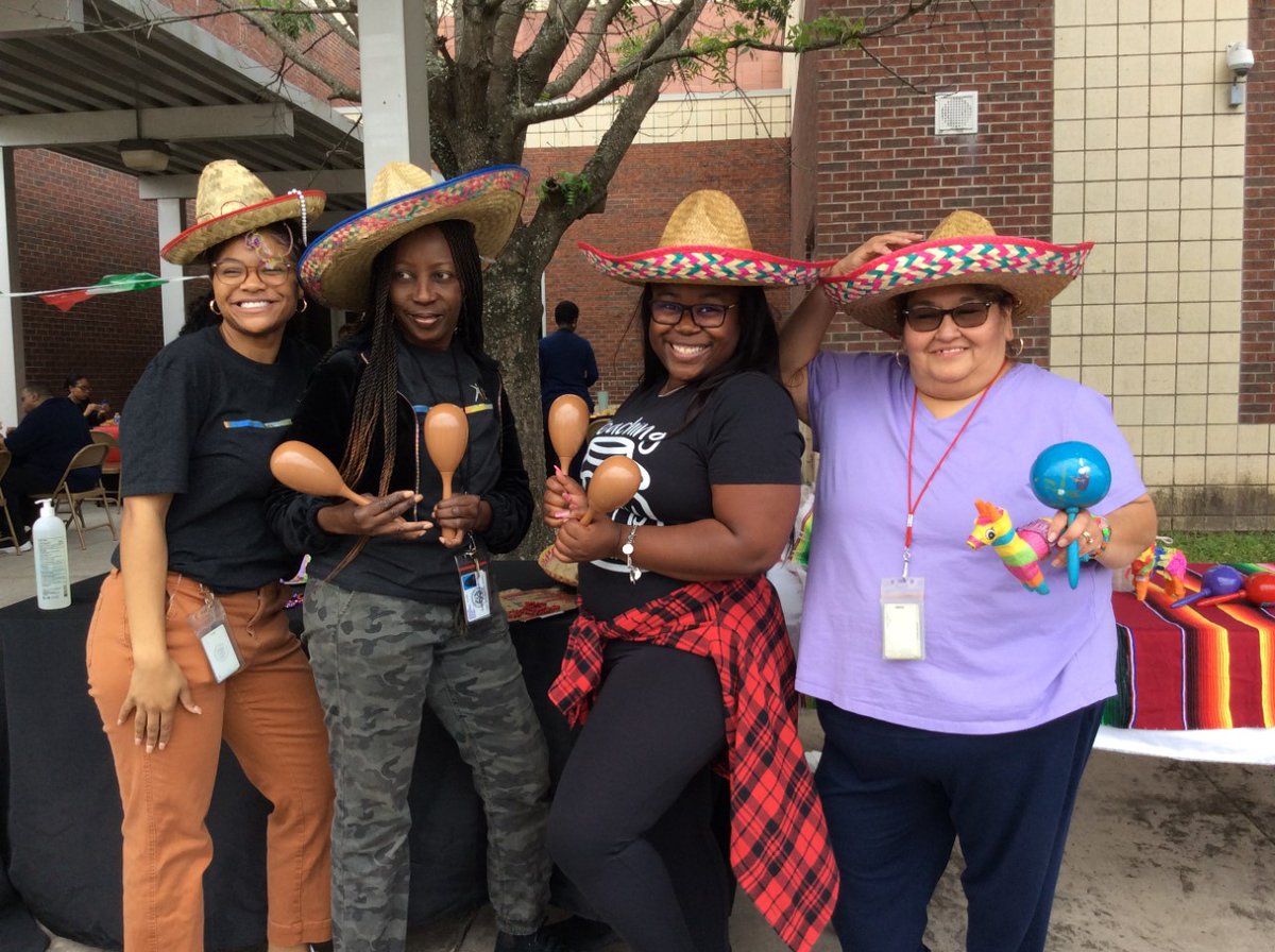 CookMagnet's tweet photo. Felix Cook Elementary celebrates Teacher Appreciation Week! 😊#hisdmagnet22 #fineartsmagnet #kashmerecommunity #hisdsupe #TeamHISD https://t.co/yrmYiZgjch