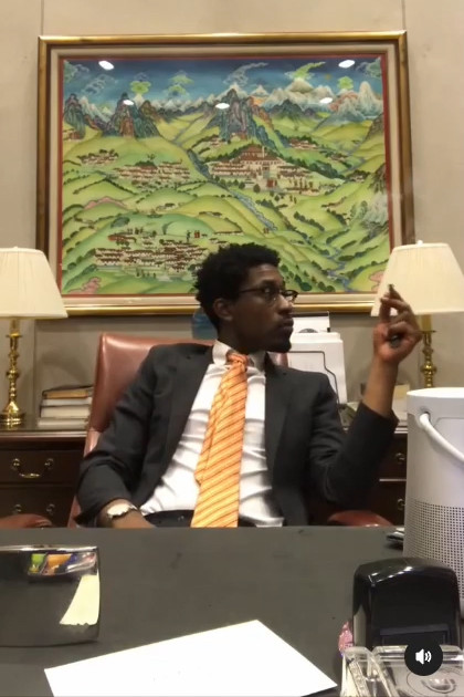 PopulismUpdates's tweet photo. I'm sure many have seen this by now but a Feinstein staffer smoked weed in her office to protest her not resigning. Just incredible scenes https://t.co/G2UK8rb71Y