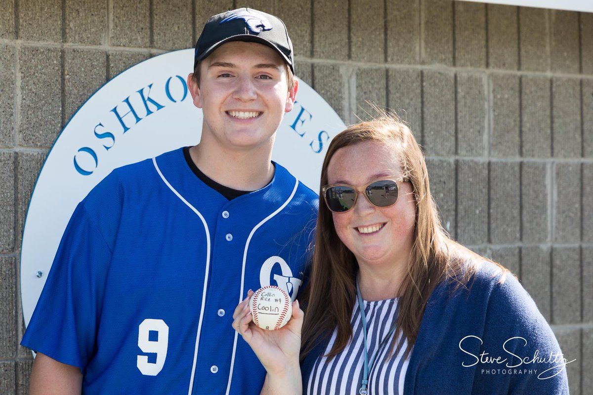 KellyWayne88's tweet photo. Teacher appreciation night for baseball💙 Honored to be invited by Collin Rice ⚾️ https://t.co/2XbV59yRHR