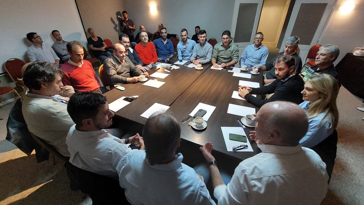 Reunido con intendentes, candidatos a intendentes, legisladores departamentales y provinciales de Juntos por el Cambio, trazando ejes de campaña y generando vínculos de unidad.
.
#TerceroArriba
#CambiemosCórdoba
#LaNúmero1 
.
<a href="/ljuez/">Luis Juez</a> <a href="/GustavoBottasso/">Gustavo Bottasso</a> <a href="/rodrigodeloredo/">Rodrigo de Loredo</a>