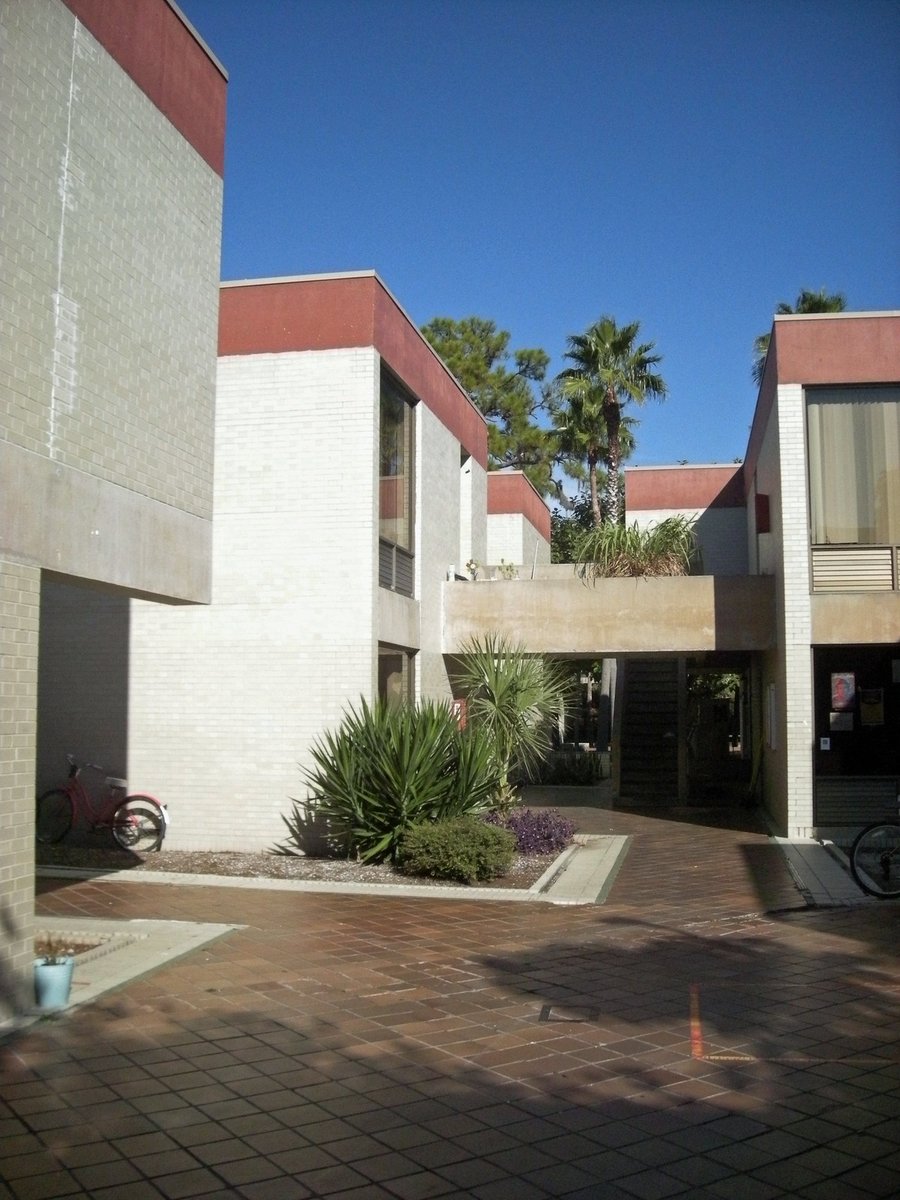 lord_ladrian's tweet photo. @cinemashoebox I'm late to the Florida thread, but the college also has a complex of dorms designed by I. M. Pei! I once heard, but can't confirm, that he originally wanted them built at the waterfront out of pink marble to match the Ringling mansions, but that was scrapped for hurricane safety https://t.co/coXBetYnoE
