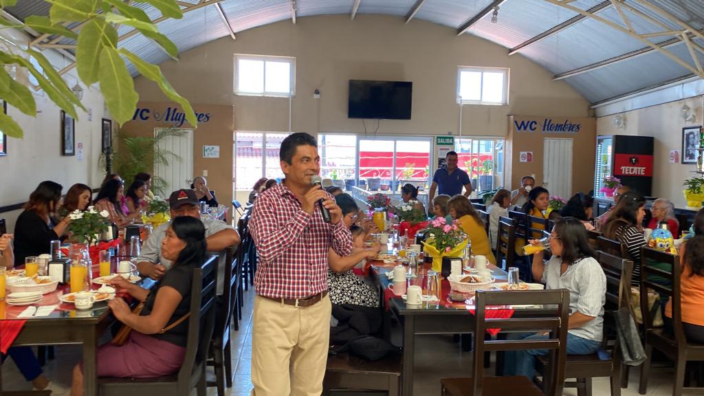 HUGOANTONIOESP2's tweet photo. festejando el dia de las Madres. https://t.co/NzaDFSEaHI