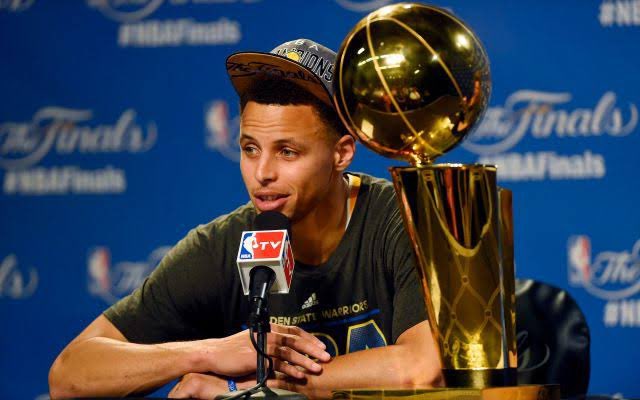 STEPHEN CURRY
• Campeão antes de KD ✅
• Campeão com KD ✅
• Campeão depois de KD ✅

KEVIN DURANT
• Campeão antes de Steph ❌
• Campeão com Steph ✅
• Campeão depois de Steph ❌

Boa noite. #GoldBlooded