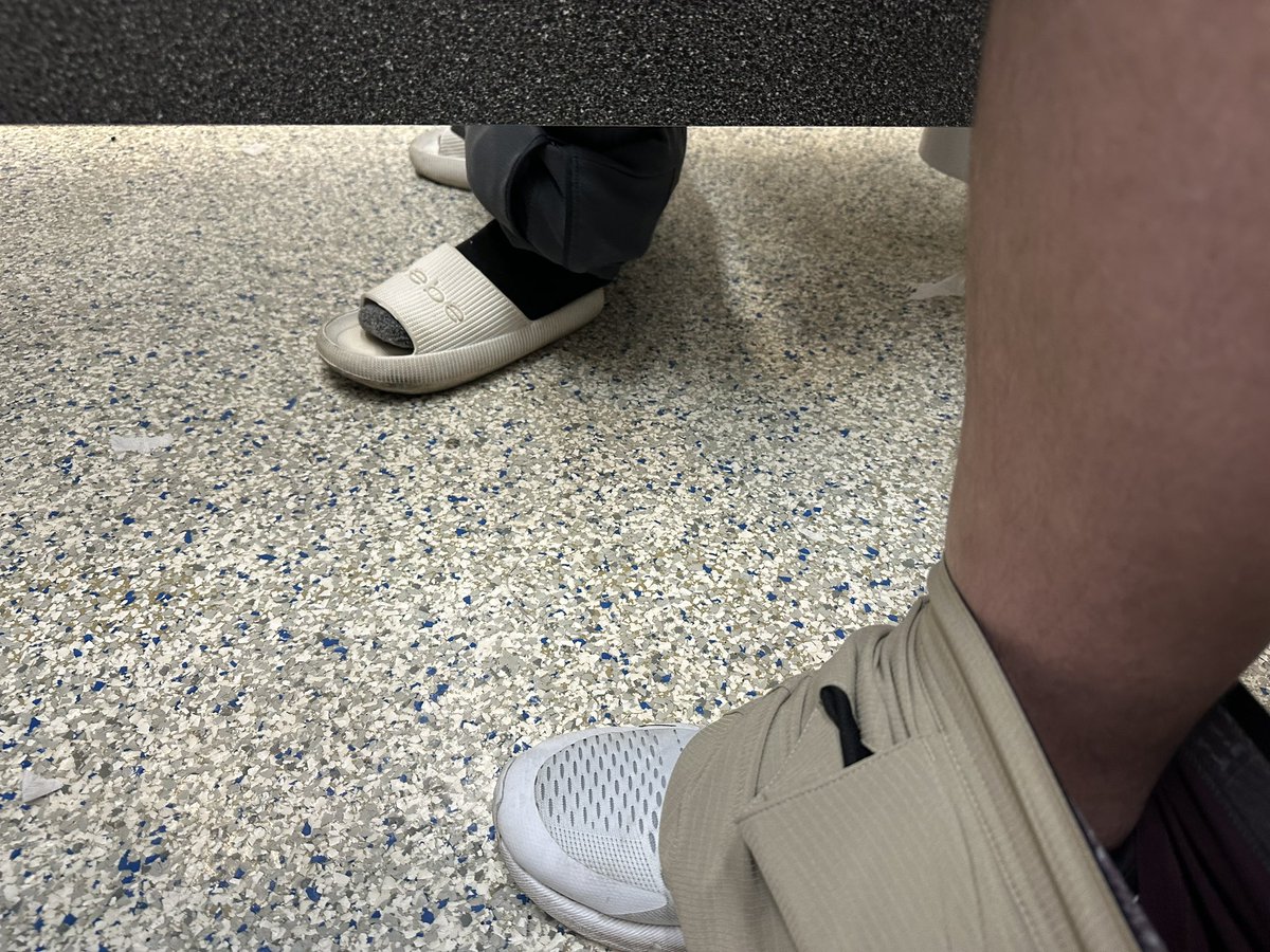 Cameronhs2009's tweet photo. Understall Photo Dump! Lots of sexy sneakers and lots of jerking off on both sides of the stall. Dump #1 #Cruising #bathroomsession https://t.co/WYySO67N69