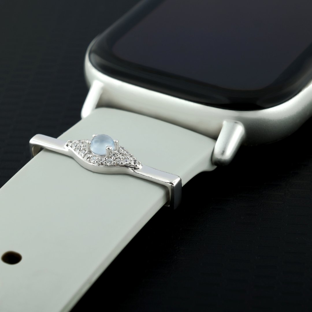 CocreateConnect's tweet image. Ward of evil and attract positivity by making this stylish watch charm a part of your everyday staples. Made in sterling silver with blue chalcedony, this charm can be easily slipped onto your watch strap and adds a subtle hint of bling to your look.

#evileyecharm #zircon