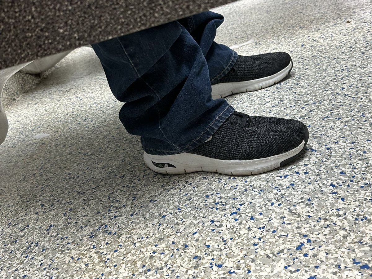 Cameronhs2009's tweet photo. Understall Photo Dump! Lots of sexy sneakers and lots of jerking off on both sides of the stall. Dump #1 #Cruising #bathroomsession https://t.co/obUxKyaf99