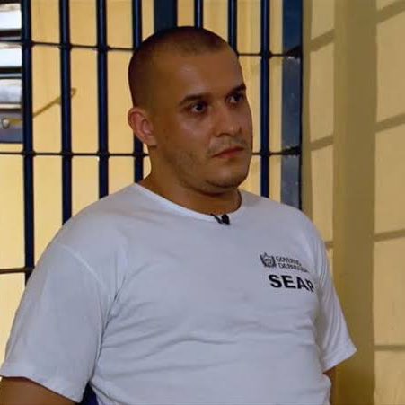 choquei's tweet photo. 🚨COMPARTILHEM: Esse é Eduardo dos Santos Pereira, autor do estupro coletivo da Barbarie de Queimadas e que está foragido desde 2020. 

Para denunciar de forma totalmente anônima sem precisar se identificar, disque 181. #LinhaDireta https://t.co/cQqvEe6rdX