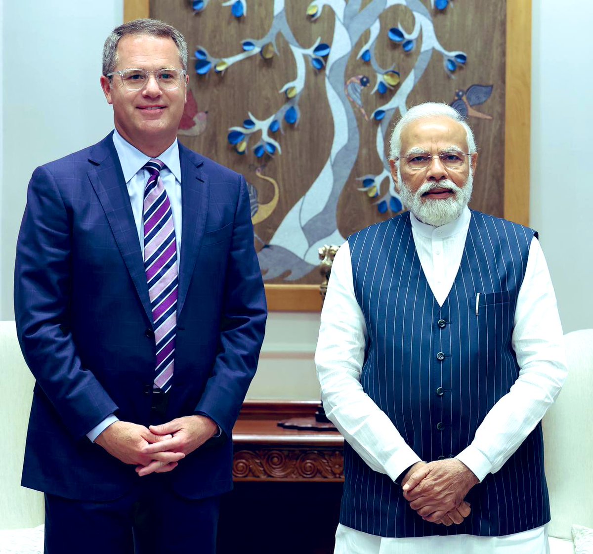 rajneeeshkumar's tweet photo. @WalmartInc CEO Doug McMillon calls on Hon’ble PM @narendramodi ji! Post meeting he says “Thank you Prime Minister @narendramodi for a great conversation. We are working toward exporting $10B per year from India by 2027 and are committed to strengthening logistics, skill development & supply chains to make India a global export leader in toys, seafood & other goods.”  @PMOIndia @SandhuTaranjitS #exports #ecommerce